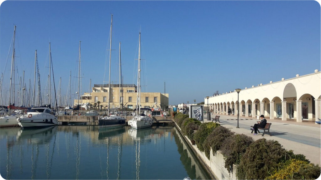 immagine del porto di roma con vista sulle barche attraccate e sul percorso pedonale